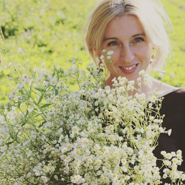 Волинська волонтерка знялася у фотосесії з ромашками