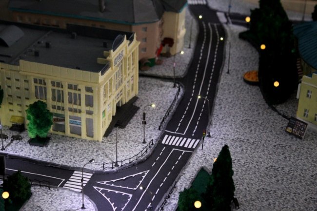 Луцькі студенти створили унікальний макет Театрального майдану. ФОТО