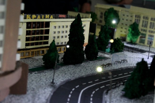 Луцькі студенти створили унікальний макет Театрального майдану. ФОТО