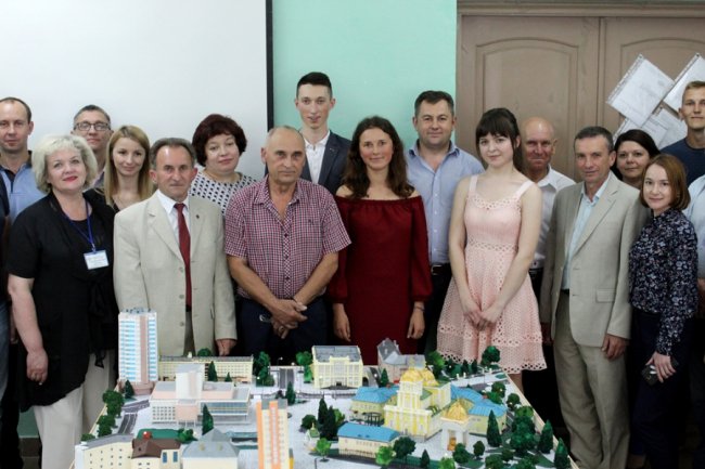 Луцькі студенти створили унікальний макет Театрального майдану. ФОТО