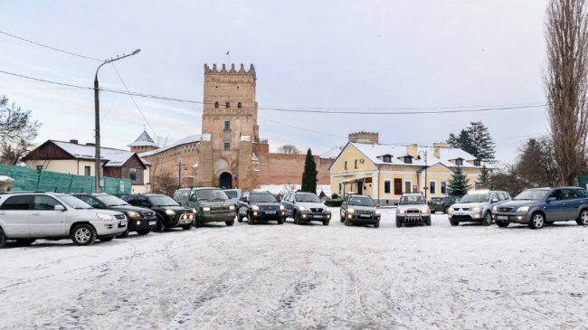 Працівники Луцькради купили 10 автомобілів для ЗСУ. ФОТО