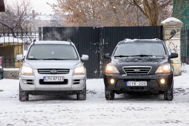Працівники Луцькради купили 10 автомобілів для ЗСУ. ФОТО