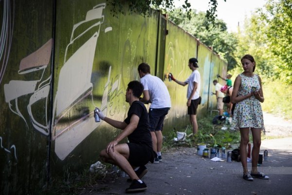 Як графітчики розмалювали 72-метрову стіну в Луцьку. ФОТО