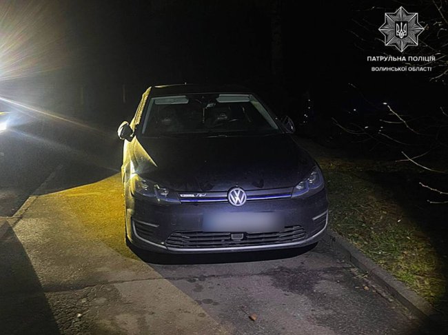 Ледь не в'їхав  у дерево та припарковані авто: у Луцьку вночі затримали п'яного водія