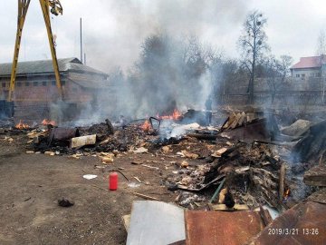 У Луцьку фірма серед міста палила деревину і пінопласт: стояв їдкий дим