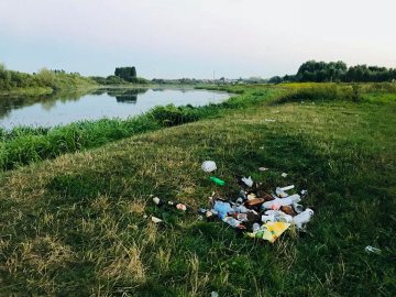 У Луцьку загидили берег Стиру. ФОТО