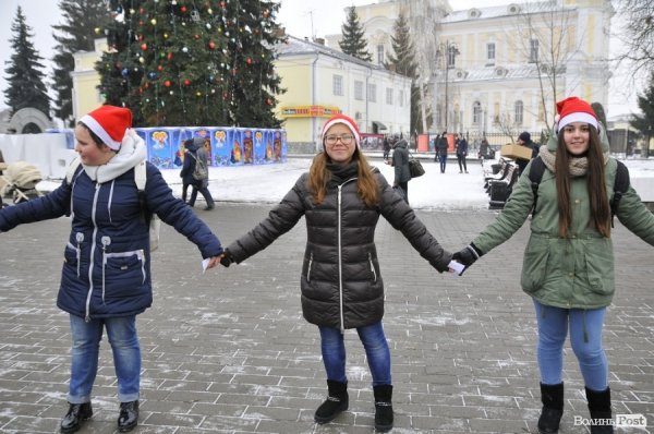 Луцьком пройшов парад помічників Святого Миколая