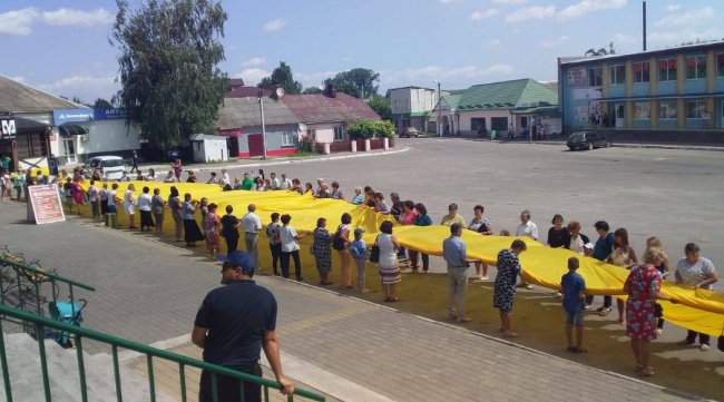 У селищі на Волині розгорнули найбільший в світі державний прапор України. ФОТО
