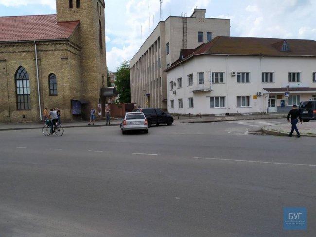 На Волині зіткнулися дві автівки і заблокували вулицю