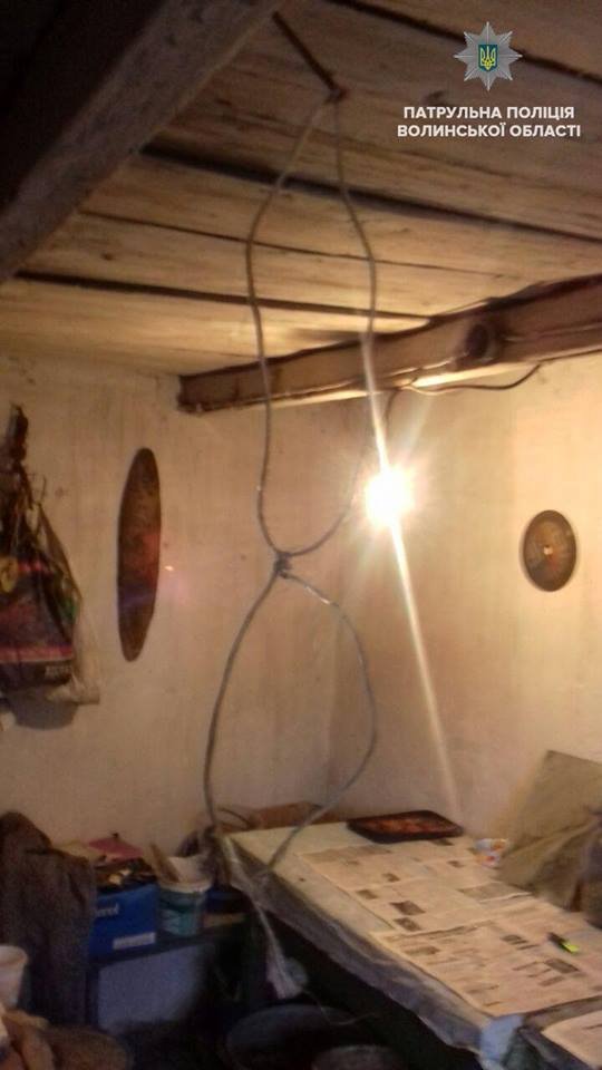 У Ковелі патрульні витягли чоловіка з петлі. ФОТО