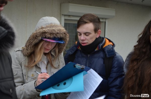 У Луцьку консульству Польщі подарували усмішки. ФОТО