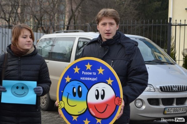 У Луцьку консульству Польщі подарували усмішки. ФОТО