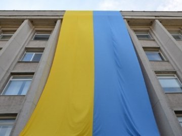 На Херсонській міськраді повісили гігантський прапор України. ФОТО