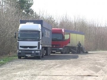Без документів і з «перегрузом»: поблизу Луцька затримали дві фури