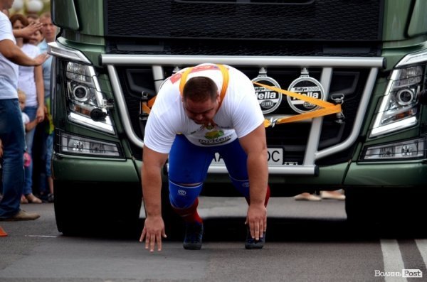 Богатирі протягнули фуру через вулицю Луцька. ФОТО. ОНОВЛЕНО
