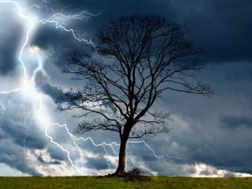 Синоптики попереджають про грози і шквали
