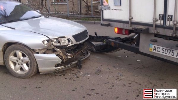 ДТП у Луцьку: не розминулися легковик та вантажівка. ФОТО