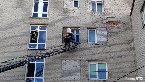 Переполох у луцькому гуртожитку: дим налякав сусідів. ФОТО