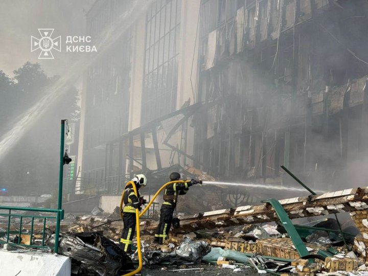 Внаслідок російського удару по Києву загинула жінка