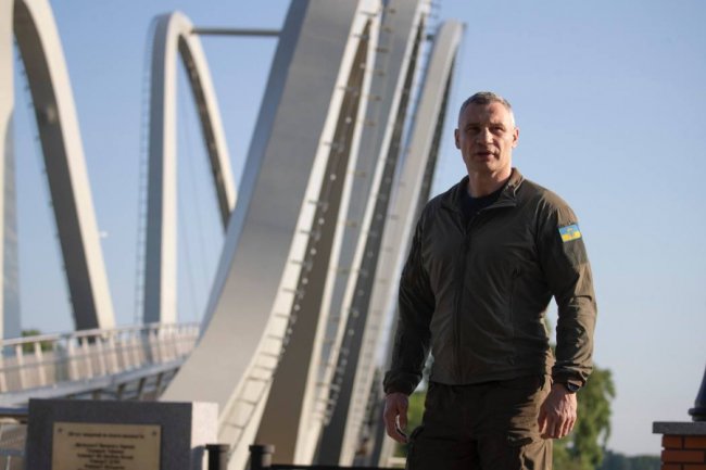 Метал вивозили під обстрілами - ЗМІ зібрали маловідомі факти про відкритий Кличком міст «Хвилі Азову»