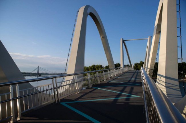 Метал вивозили під обстрілами - ЗМІ зібрали маловідомі факти про відкритий Кличком міст «Хвилі Азову»