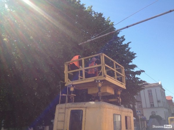 У центрі Луцька - знову тролейбусний колапс. ФОТО