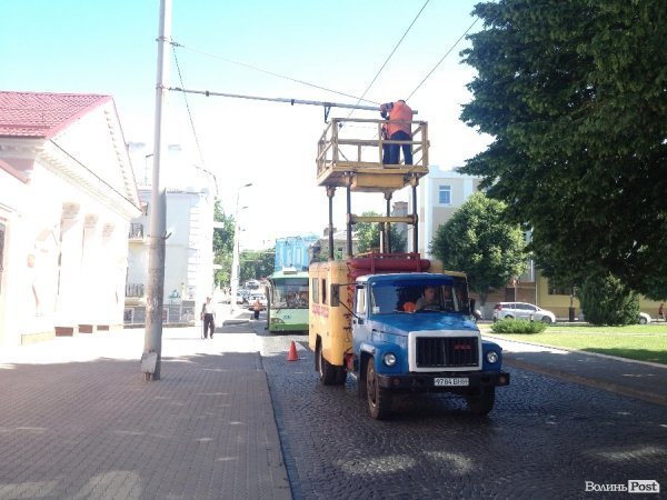 У центрі Луцька - знову тролейбусний колапс. ФОТО