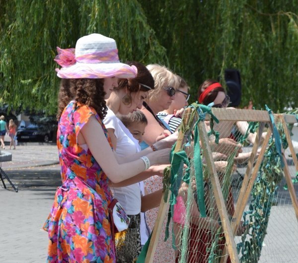 У центрі Луцька всі охочі плетуть маскувальні сітки. ФОТО