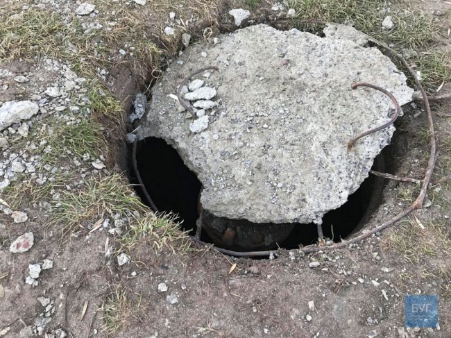 У Нововолинську біля зупинки – небезпечний люк. ФОТО