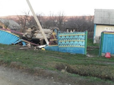 Аварія на Буковині: легковик в'їхав у натовп школярок 