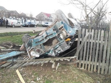 Аварія на Буковині: легковик в'їхав у натовп школярок 