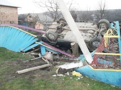 Аварія на Буковині: легковик в'їхав у натовп школярок 