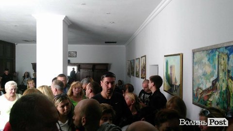 Як люди з Старого ринку «штурмували» Луцькраду. ФОТО. ВІДЕО