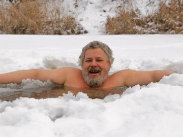 Як правильно купатися у крижаній воді: поради луцьких «моржів» і лікарів