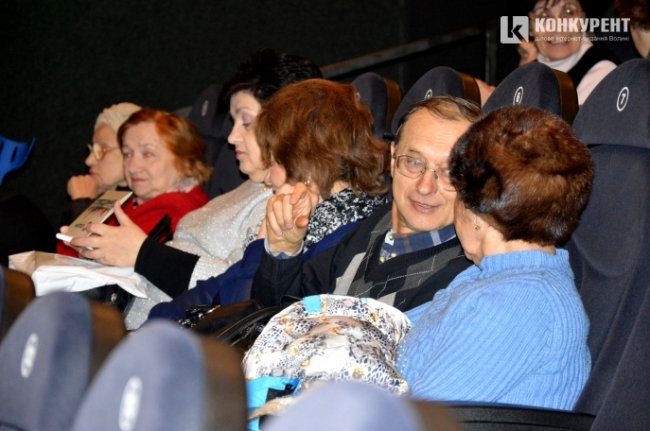 У Луцьку - аншлаг на кіносеансі для пенсіонерів. ФОТО