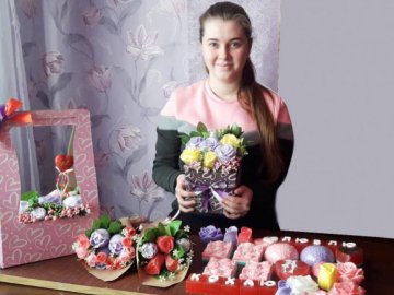 Сердечки і бутоньєрки: вчителька з Волині виготовляє мило ручної роботи