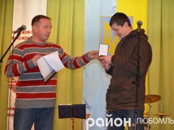 Волинського волонтера відзначили двома медалями