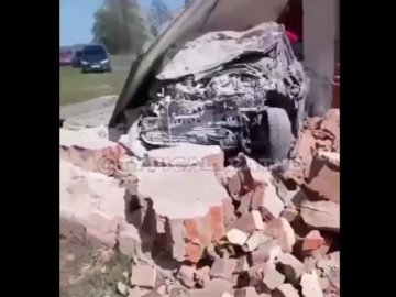 Авто влетіло у зупинку на Волині, водій загинув