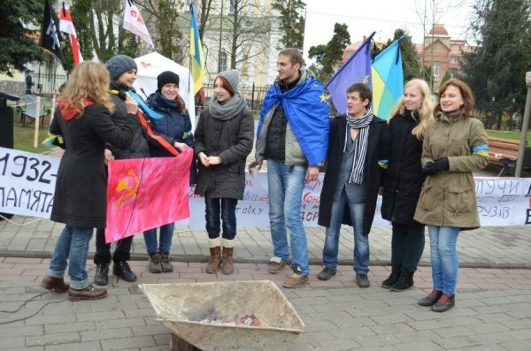 У Луцьку палили символіку СРСР. ФОТО