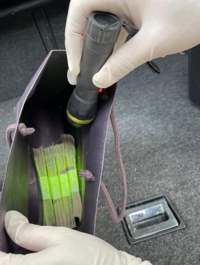 Радника директора служби місцевих автодоріг на Волині затримали на хабарі у 200 тисяч гривень. ФОТО