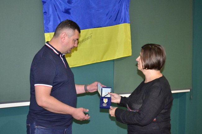 До Волинського краєзнавчого музею передали нагрудний знак Головнокомандувача ЗСУ «За сприяння війську»