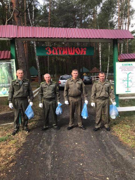 Волинські лісівники прибрали на території рекреаційної зони