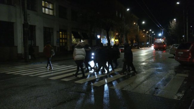 У Луцьку поліцейські штрафують пішоходів без світловідбивачів