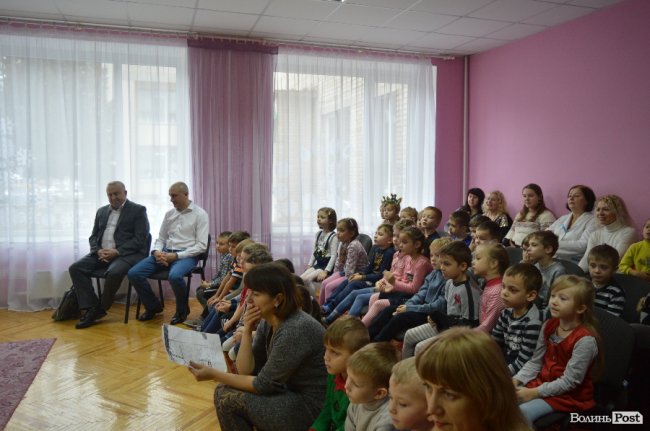 У Луцьку подарунки дітям роздавали відразу два Миколаї. ФОТО