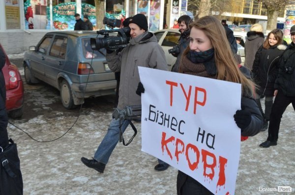 «Кров», міліція і сутичики: у Луцьку відвідали заклади регіоналів. ФОТО