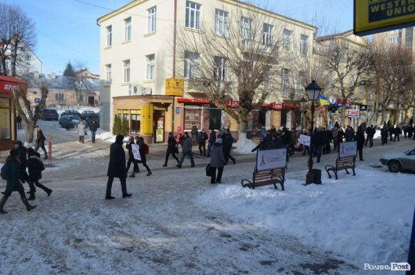 «Кров», міліція і сутичики: у Луцьку відвідали заклади регіоналів. ФОТО