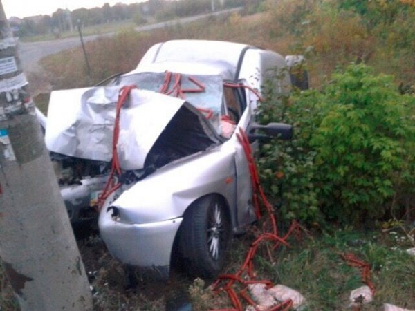 ДТП у Гаразджі: автівка в'їхала у стовп. ФОТО. ВІДЕО. ОНОВЛЕНО