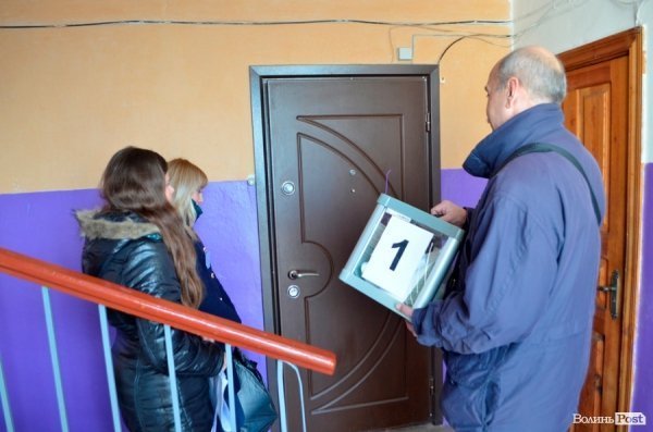 Лучани активно голосують вдома. ФОТО