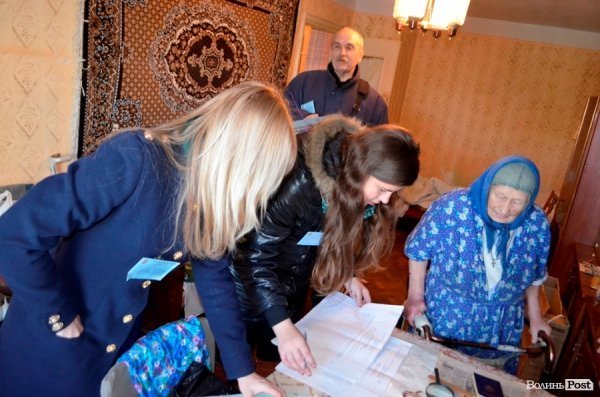 Лучани активно голосують вдома. ФОТО