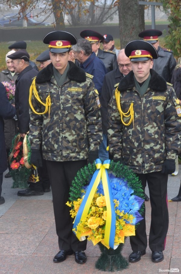 У Луцьку поклали квіти до пам'ятника невідомому солдату. ФОТО. ВІДЕО
